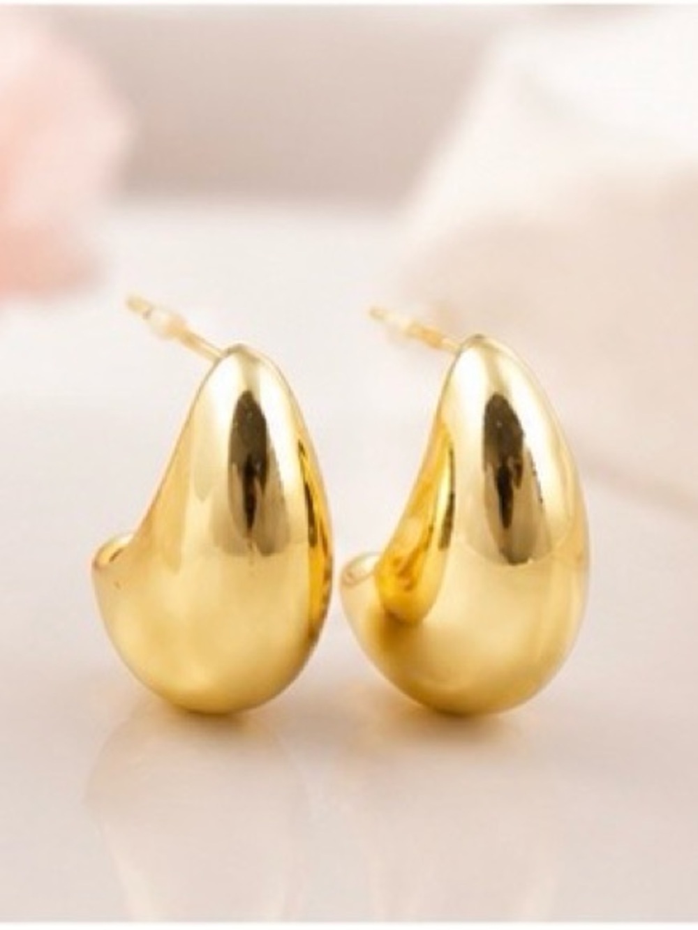 Minimalist Gold Bean Stud Earrings – 925 Silver Post
New | Gift Box Included ✨